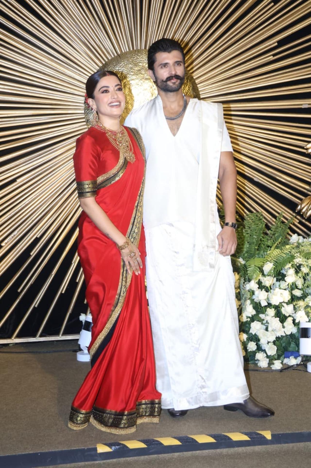 Rashmika exuded regal elegance in an exquisite red Mysore silk saree with black and golden border at her reception. As an ode to her roots, the Gandabherunda motif was gracefully woven into the ensemble.